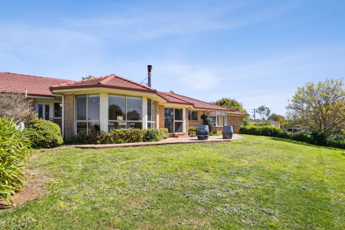 112591143__1727652563-120082-14-web-or-mls-2832-Crookwell-Road-14