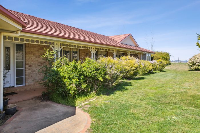 112591157__1727652569-119963-18-web-or-mls-2832-Crookwell-Road-18