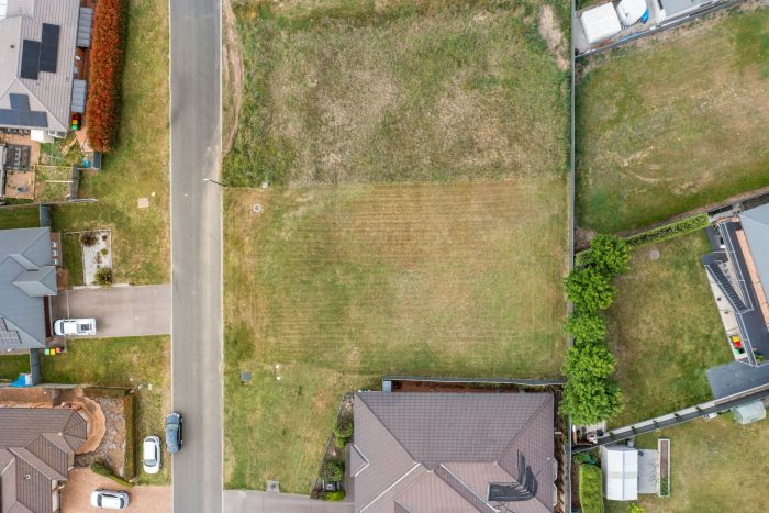 119214191__1730420348-128079-1-web-or-mls-Drone-18-Barry-Cres-1