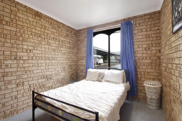 129654090__1734912884-122519-bedroom2