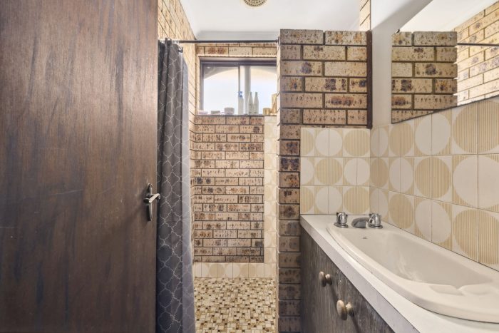 129654177__1734912935-122674-8-web-or-mls-41CombermereSt-5