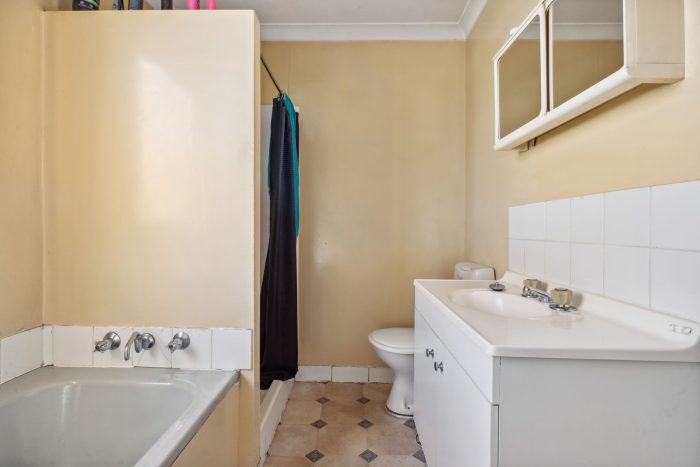 132638043__1738028331-145210-5-web-or-mls-323-Duckfield-Rd-5