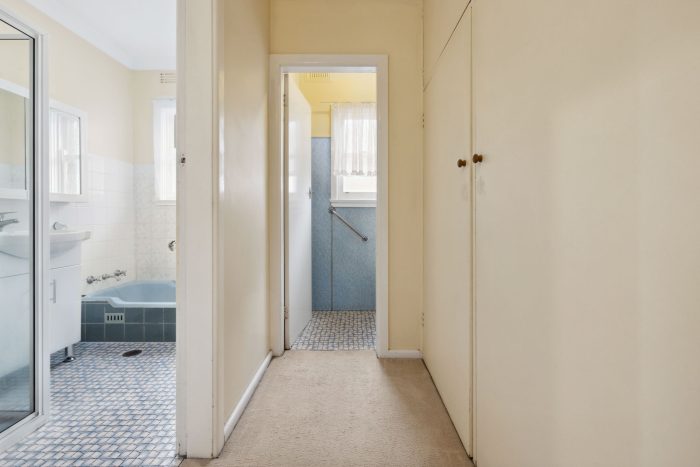 145587666__1745899303-63000-6-web-or-mls-21-Queen-St-6