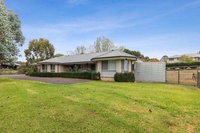 145699136__1745970290-23343-15-web-or-mls-29-Sanctuary-Dr-15