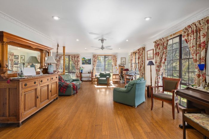 154934862__1752112519-49803-4-web-or-mls-31-Anderson-Rd-4