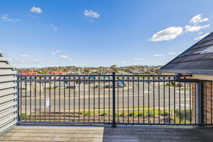 163703457__1757990556-57242-6-web-or-mls-1-105-Cowper-St-6