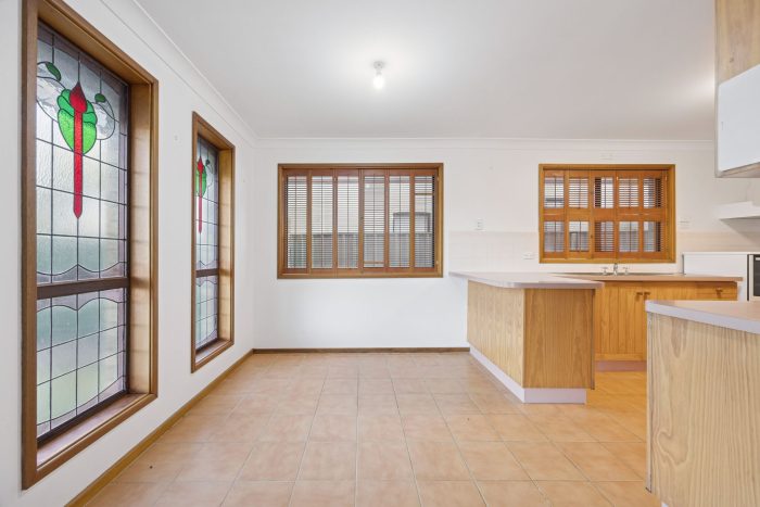 173475280__1762398621-76730-5-web-or-mls-20-Edward-St-5