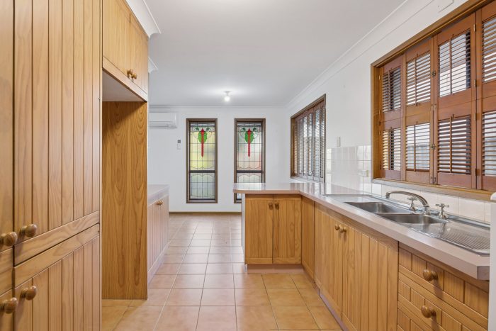 173475308__1762398622-76721-6-web-or-mls-20-Edward-St-6