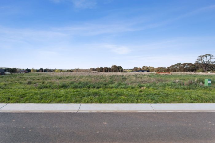 174374403__1762902743-37119-1-web-or-mls-7-Nicholson-Cct-1