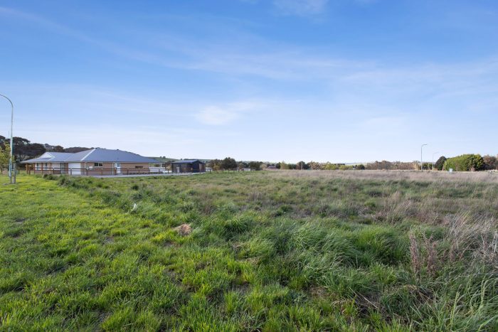 174374409__1762902745-24335-2-web-or-mls-7-Nicholson-Cct-2