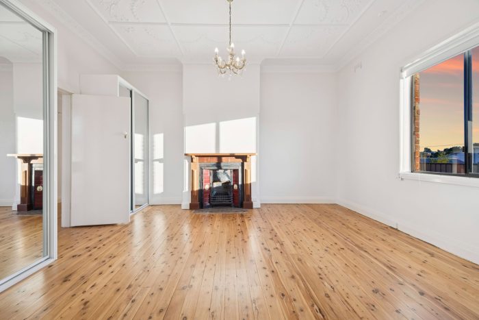 178390021__1764813474-63884-4-web-or-mls-31-Cowper-St-4