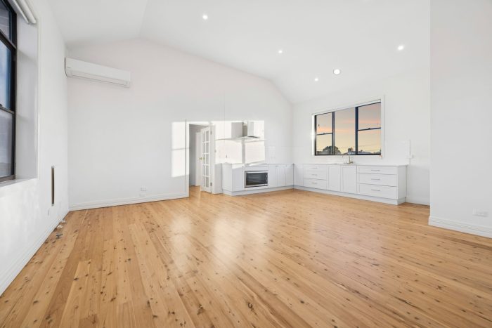 178390057__1764813481-63913-8-web-or-mls-31-Cowper-St-8