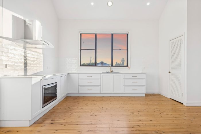 178390122__1764813483-63668-9-web-or-mls-31-Cowper-St-9