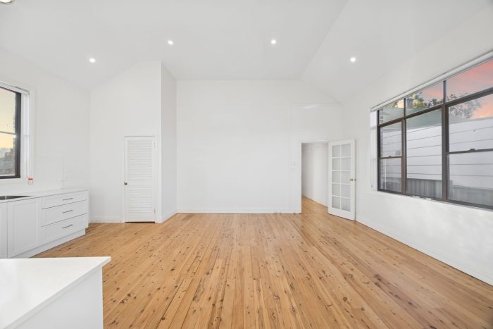 178390127__1764813485-63989-10-web-or-mls-31-Cowper-St-10