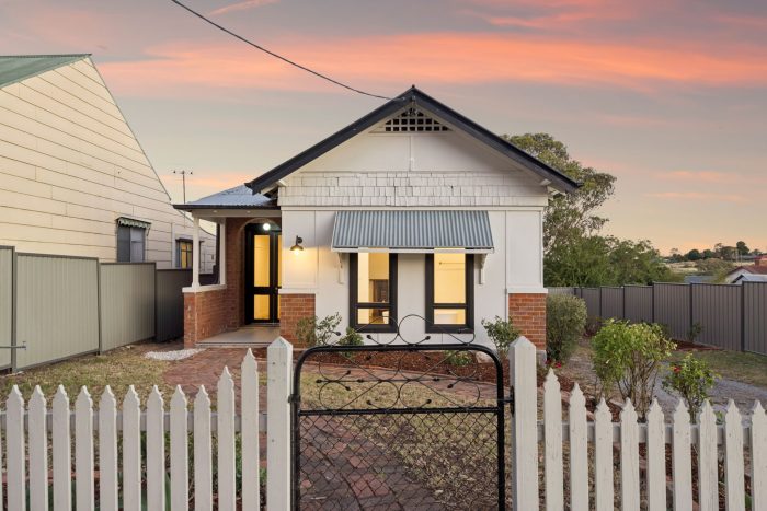 178390164__1764813492-50854-14-web-or-mls-31-Cowper-St-14