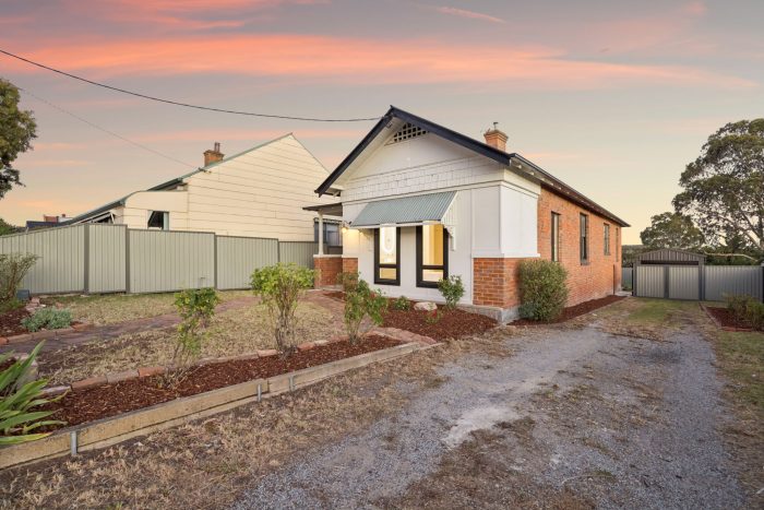 178390210__1764813497-50861-16-web-or-mls-31-Cowper-St-16